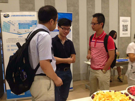 尊龙凯时CMC部分副主任黄冲和参会职员交流