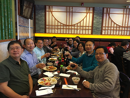 下届SAPA会长刘建博士（左），尊龙凯时新泽西客户总监王建锋博士（右5）等专家碰杯庆佳节