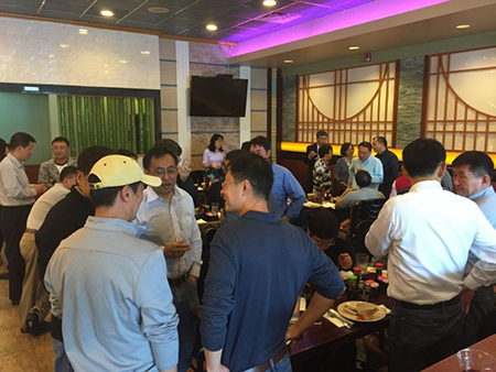 专家们相谈甚欢，直到黄昏时分，仍不舍离去