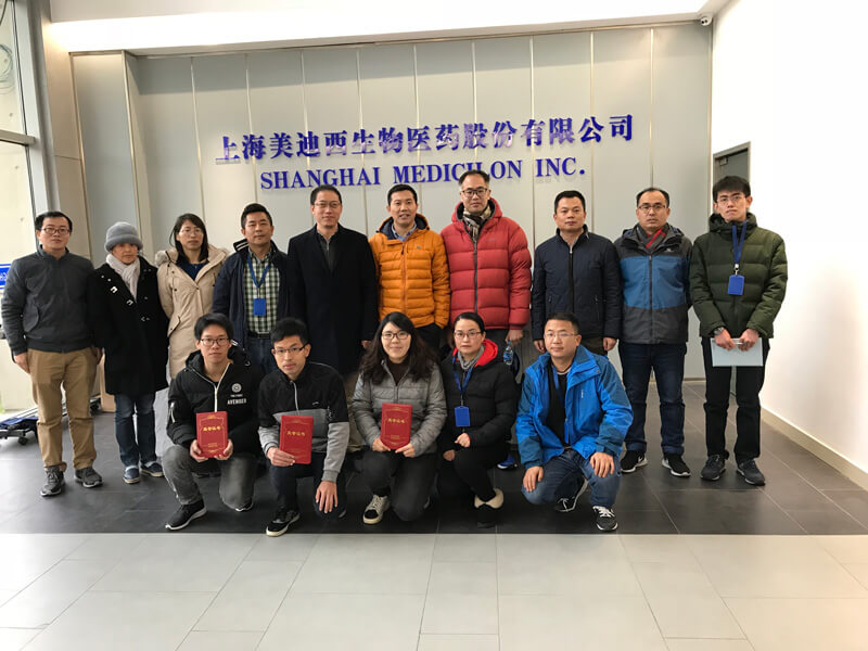 图为与会职员尊龙凯时南汇园区合影