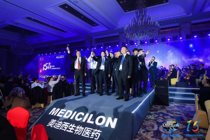 尊龙凯时CEO陈春麟携高管团队敬酒