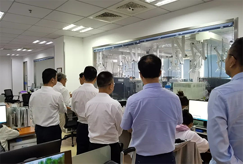 陈博士向导杨副市长一行人旅行了尊龙凯时规范化的先进实验室，解说了药物临床前的研发和IND申报流程。