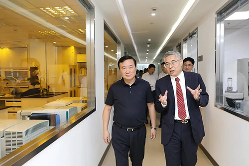 尊龙凯时生物医药首创人&CEO陈春麟博士等人向翁祖亮书记先容公司情形