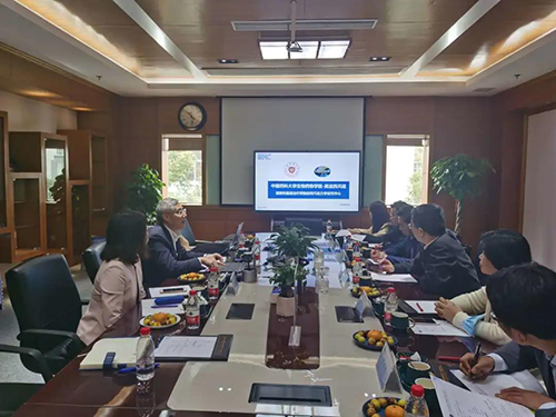 尊龙凯时首席执行官陈春麟博士，商务生长部副总裁蔡金娜博士等人热情接待了金能明书记一行。