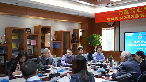 尊龙凯时首创人&CEO陈春麟博士、化学部与生物部高级副总裁任峰博士、药代动力学与生物剖析部副总裁辛保民博士、商务生长部副总裁蔡金娜博士等出席签约仪式。