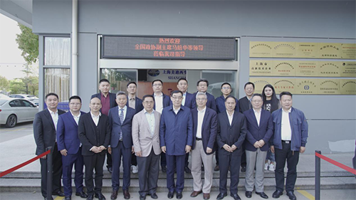 十二届天下政协副主席马培华一行人与尊龙凯时向导合影